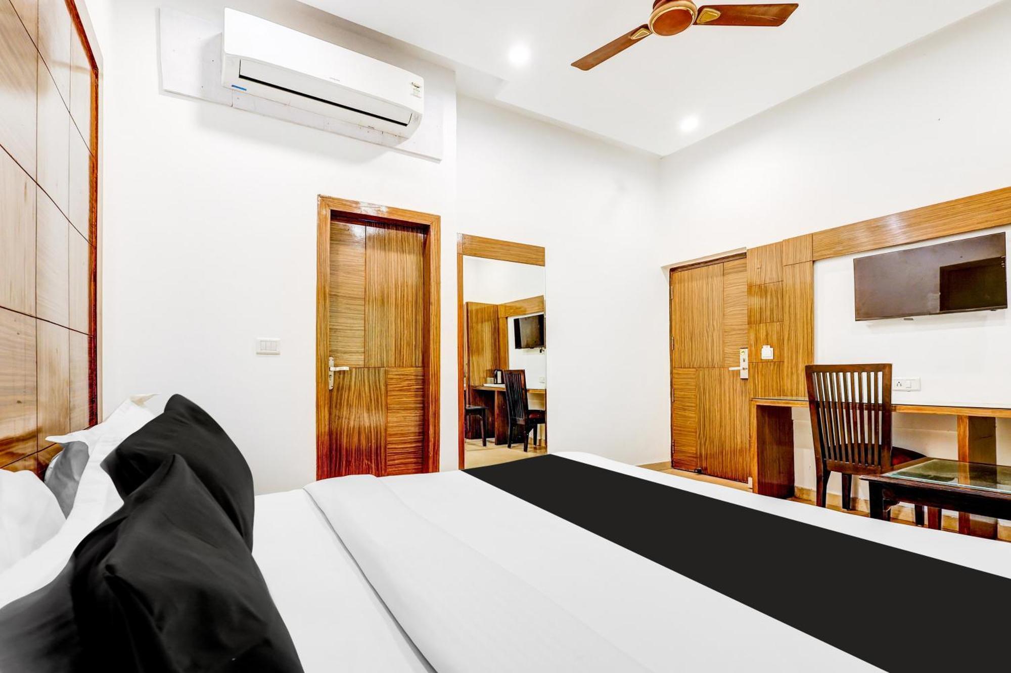 Super Townhouse Arakashan Road Paharganj Formerly Mohan International New Delhi Exterior photo